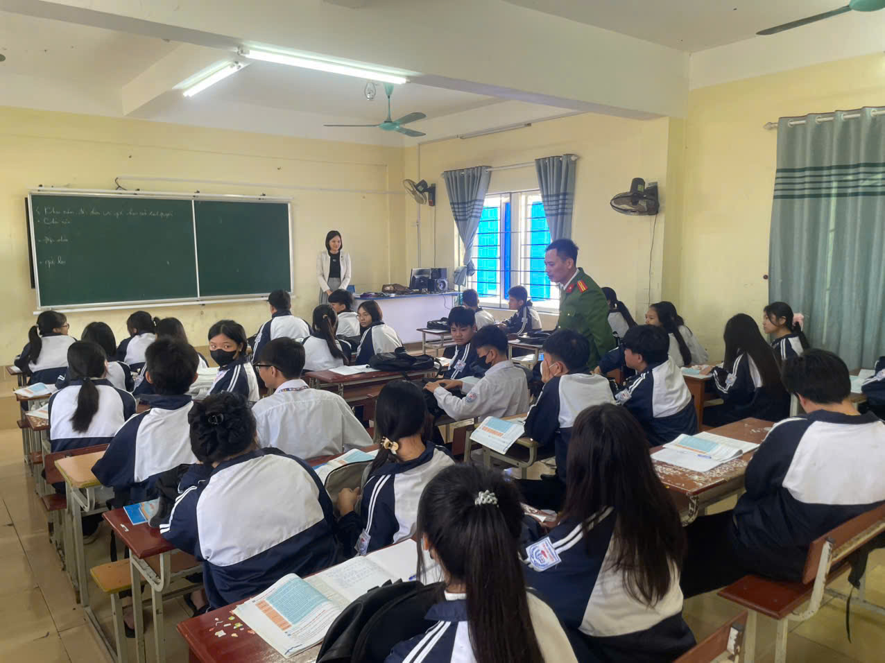 Công an xã Thanh Miện tăng cường tuyên truyền pháp luật trong trường học